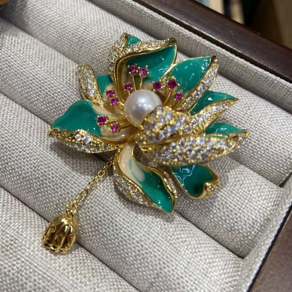 Lotus Flower Blue Crystal Pearl Brooch - Picture 1 of 9